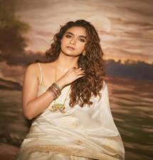 Keerthy Suresh Stuns in Saree and Strapless Blouse